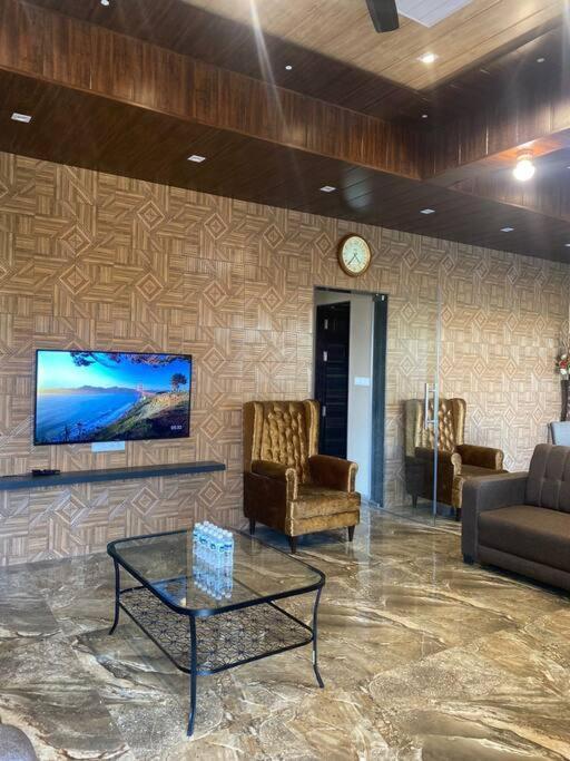 Mount Resorts Lonavala 5 Bhk Luxurious Villa With Private Pool And Full Size Cricket Football Turf 외부 사진